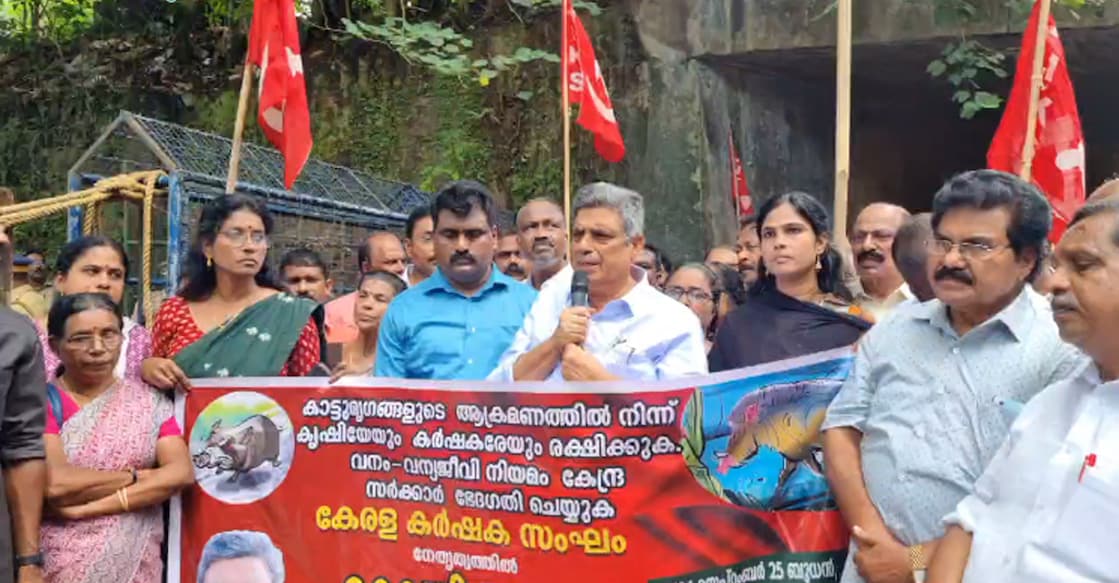 Udayabhanu speaking at a march organised by Kerala Karshaka Sangham to the office of Konni DFO. Photo: Special Arrangement.