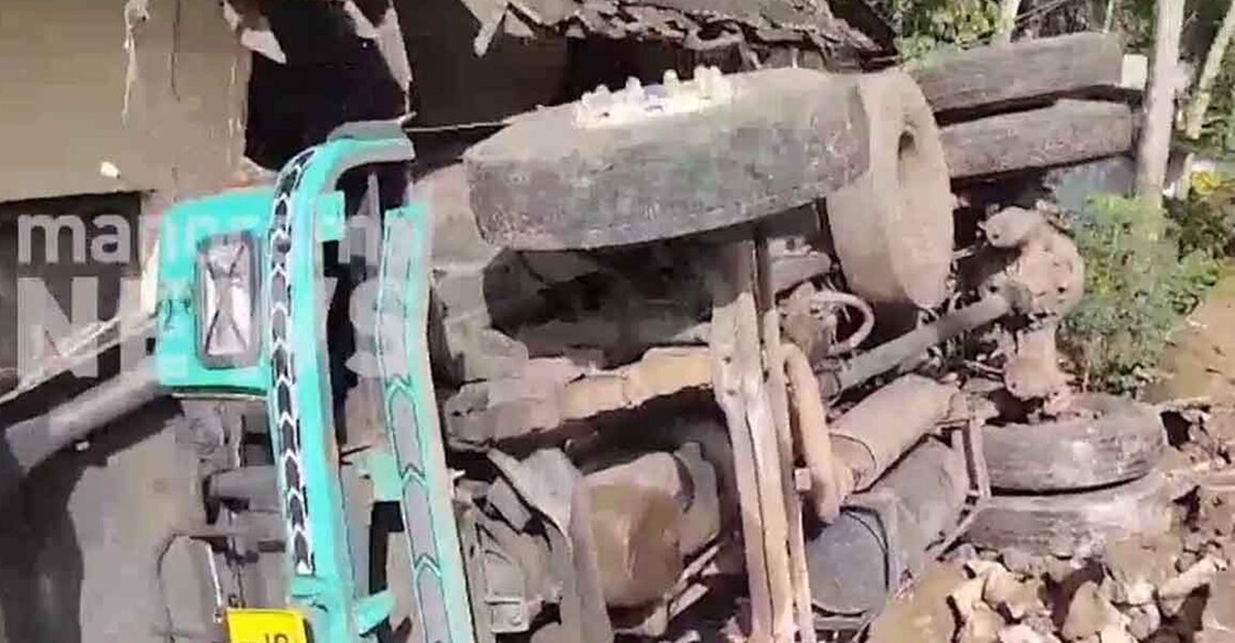 The road to the house was damaged before the incident, further contributing to the accident's severity. Photo: Manorama News.