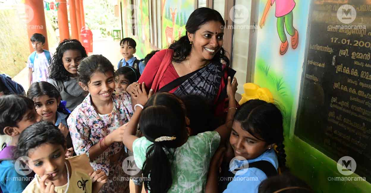 salini-thankachan-teacher 'First, I will focus on curing the minds of the students,' said Shalini Thankachan on returning to GLPS Mundakkai. Photo: Dhanesh Ashokan/Manorama