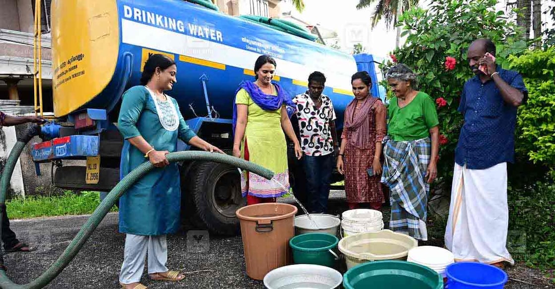 thiruvananthapuram-water-crisis Distribution of drinking water in Thiruvananthapuram. Photo: Manorama