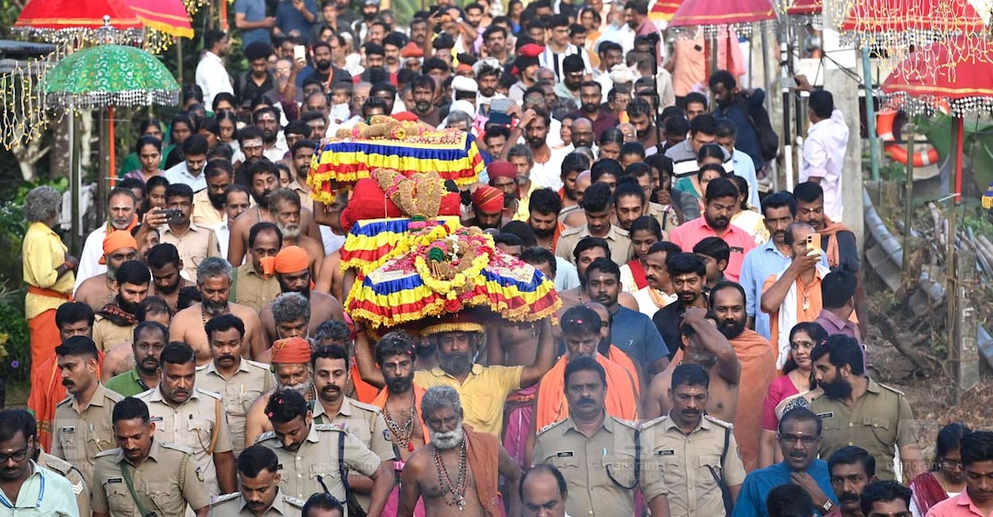 മകരവിളക്കിന് ശബരിമലയിൽ അയ്യപ്പനു ചാർത്താനുള്ള തിരുവാഭരണം വഹിച്ചുകൊണ്ടുള്ള ഘോഷയാത്ര വടശ്ശേരിക്കരയിൽ എത്തിയപ്പോൾ. ചിത്രം:ഹരിലാൽ/മനോരമ