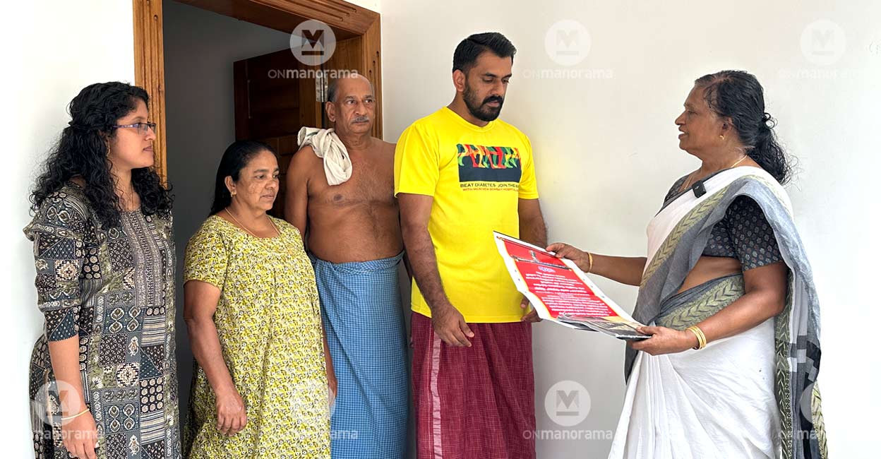 Chirakkadavu Constitutional literacy drive An instructor trained by KILA visiting a house in Chirakkadavu panchayat. to spread awareness on the Indian Constitution. Photo: Nithin Paul
