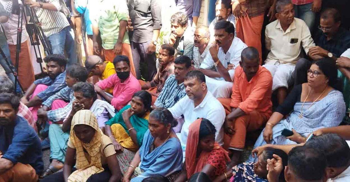 A mammoth crowd lays siege to the camp office at Pancharakolli near Mananthavady. Photo: Special arrangement