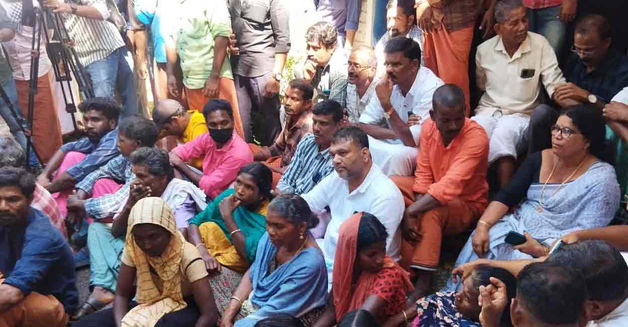 A mammoth crowd lays siege to the camp office at Pancharakolli near Mananthavady. Photo: Special arrangement