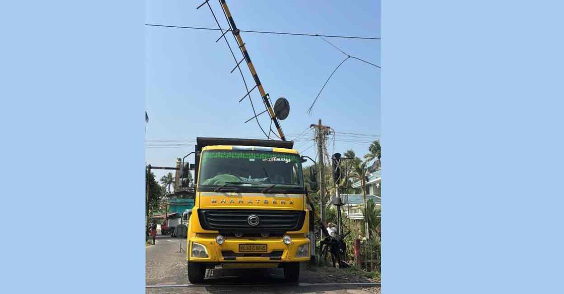 truck-levelcross Truck ran into level cross during closing damaging over head equipment. Photo: special arrangement
