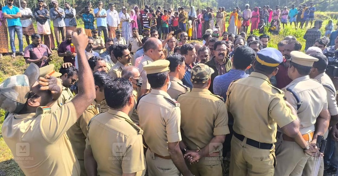 കാട്ടാന ആക്രമണത്തിൽ യുവാവ് കൊല്ലപ്പെട്ടതിൽ പ്രതിഷേധിക്കുന്ന നാട്ടുകാർ (Photo: Special Arrangement)