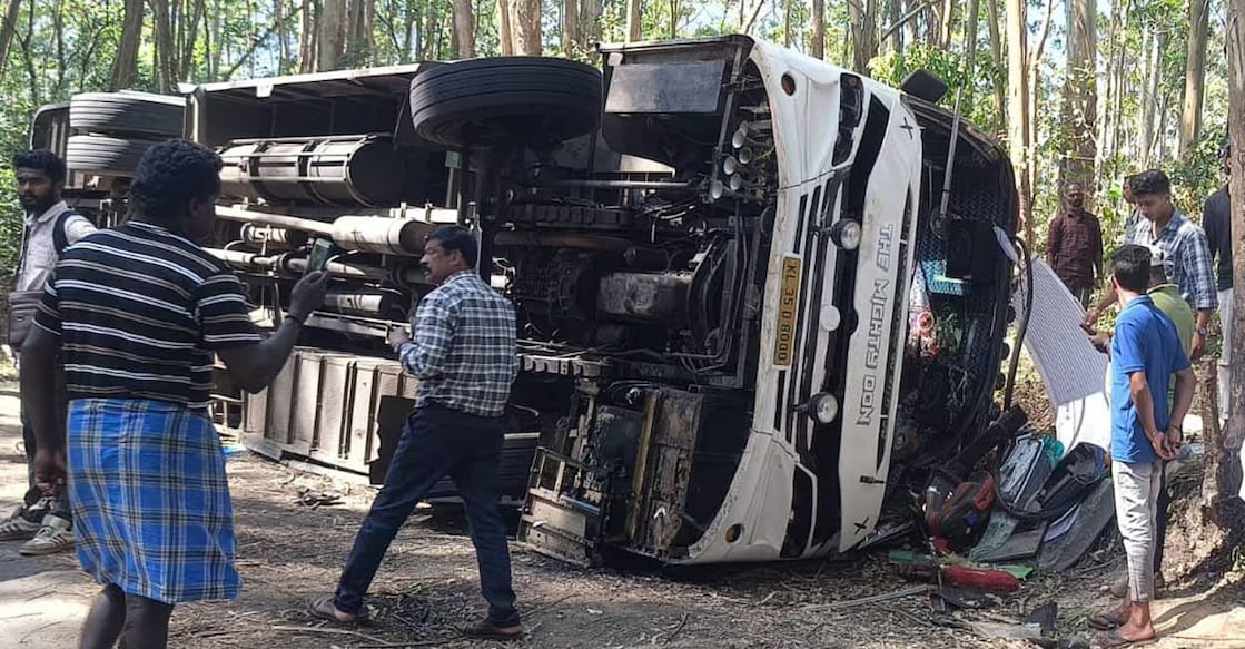 munnar-vattavada-bus-accident മൂന്നാറിൽനിന്ന് വട്ടവടയിലേക്കു പോകുന്ന റോഡിൽ എക്കോ പോയിന്റിനു സമീപം ബസ് അപകടം (Photo Special Arrangement)
