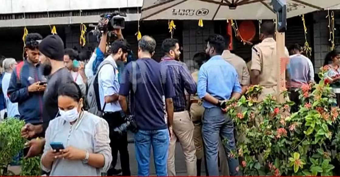 കലൂർ സ്റ്റേഡിയത്തിലെ കഫേയിലുണ്ടായ പൊട്ടിത്തെറിക്കു പിന്നാലെ തടിച്ചുകൂടിയ ആൾക്കൂട്ടം