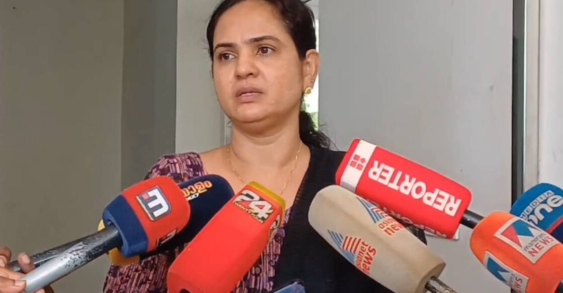 Sheela Sunny addresses media in Chalakkudy. Photo: Special Arrangement
