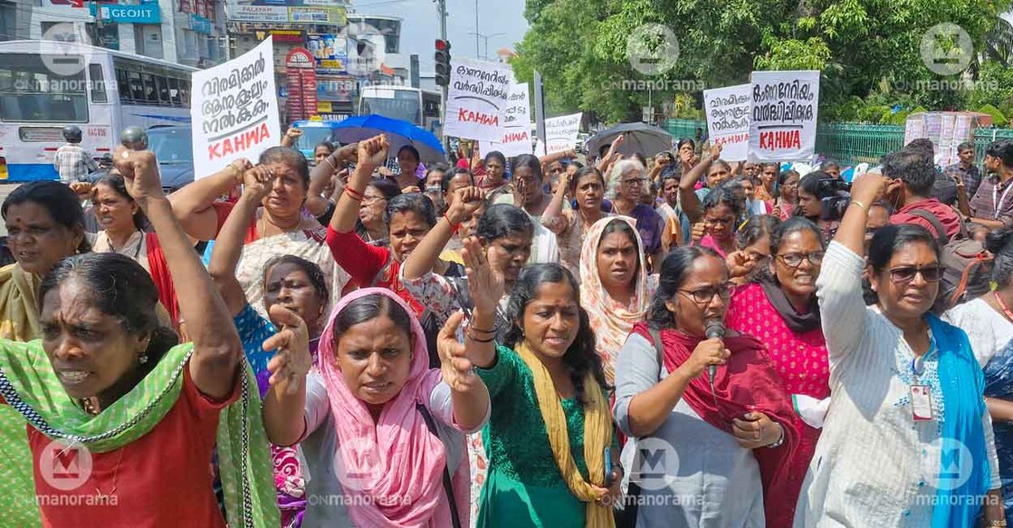 ASHA workers protest in front of Secretariat. Photo; Manoj Chemancheri/Manorama