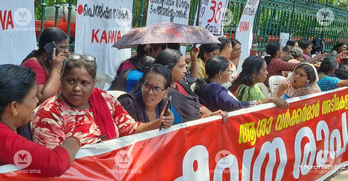 ASHA workers protest in front of Secretariat. Photo; Manoj Chemancheri/Manorama