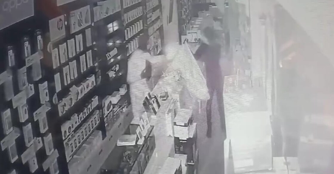 A screengrab of a robbery at the mobile shop in Thrissur. 
