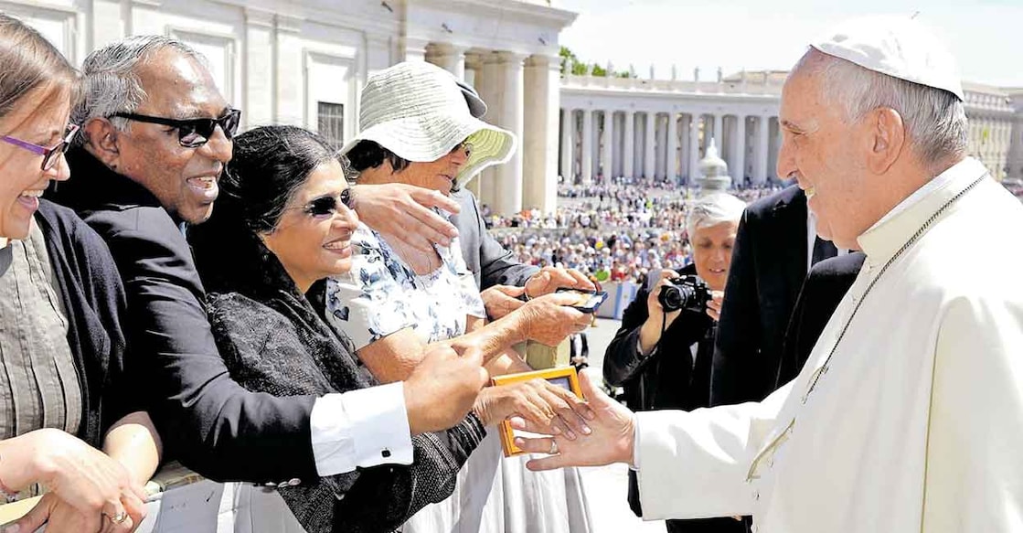 Malayala Manorama Chief Editor Mammen Mathew and his wife Prema Mammen Mathew met the Pope at St. Peter's Square in the Vatican in 2015. Photo: Manorama