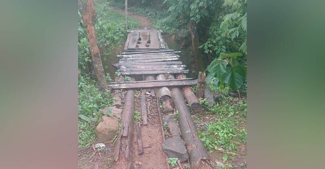 The temporary bridge at Upputhara-Pathekker is now in a dangerous condition. Photo: Special arrangement