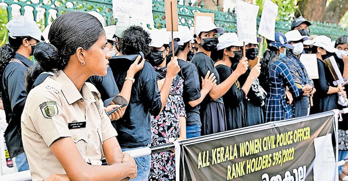 വിമൻ സിവിൽ പൊലീസ് ഓഫിസർ റാങ്ക് പട്ടികയിലുള്ള ഉദ്യോഗാർഥികൾ സെക്രട്ടേറിയറ്റിനു മുന്നിൽ തുടങ്ങിയ അനിശ്ചിതകാല നിരാഹാരസമരത്തിനു സമീപം നിൽക്കുന്ന പൊലീസ് ഉദ്യോഗസ്ഥ. ചിത്രം: മനോജ് ചേമഞ്ചേരി∙ മനോരമ