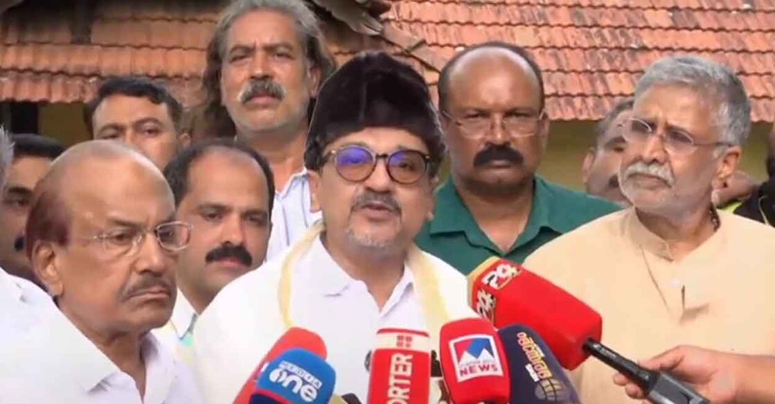 Panakkad Sadiq Ali Shihab Thangal and P K Kunhalikutty visit temple premises. Photo: Screegrab/Manorama News