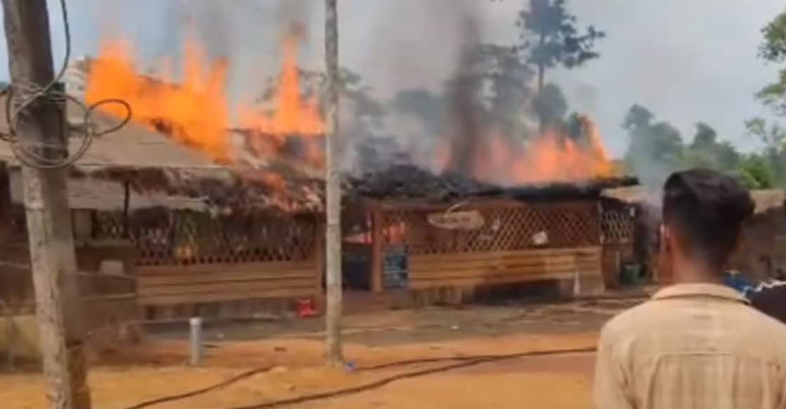 toddy-shop-fire-wayanad The toddy shop is seen burning during the fire. Photo: Manorama Online