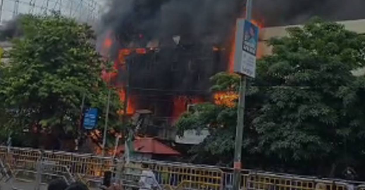 Smoke billowed out of the shop and swallowed the area around the shop where the fire broke out. Photo: Special arrangement. 