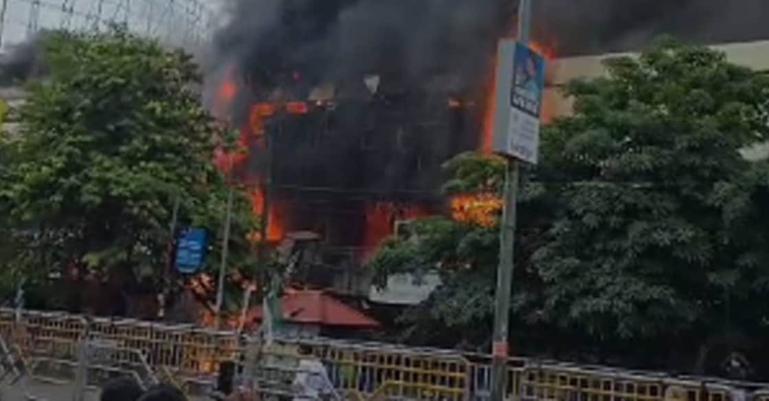 kozhikode-fire-3 Smoke billowed out of the shop and swallowed the area around the shop where the fire broke out. Photo: Special arrangement.