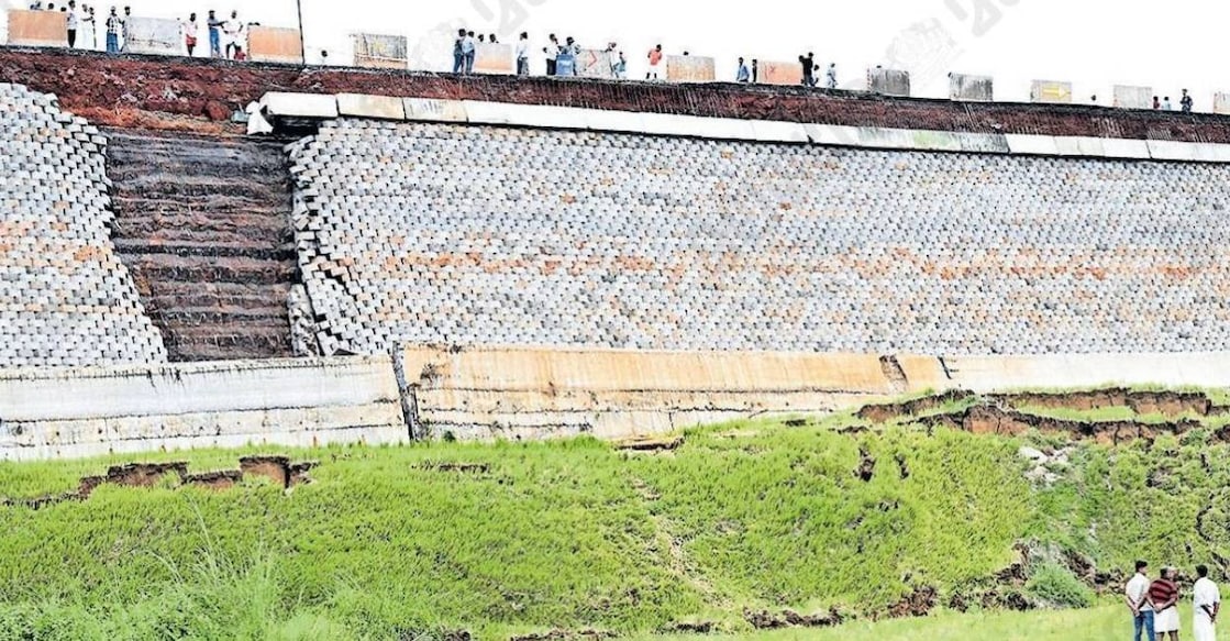 A view of the collapsed National Highway at Kooriyad. Photo: Manorama