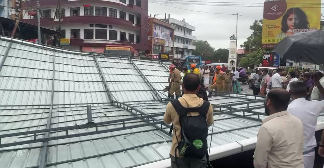thrissur-iron-roof-collapse A screengrab showing the fire force team trying to remove the collapsed iron roof from MO Road in Thrissur.