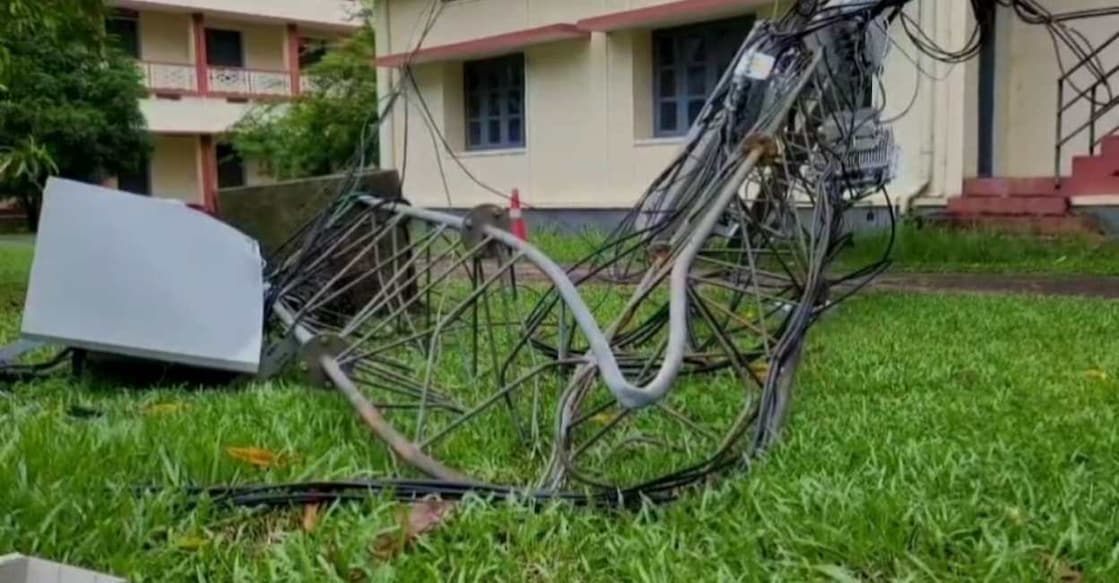 Collapsed mobile tower in front of St Thomas College, Pala. Photo: Special Arrangement