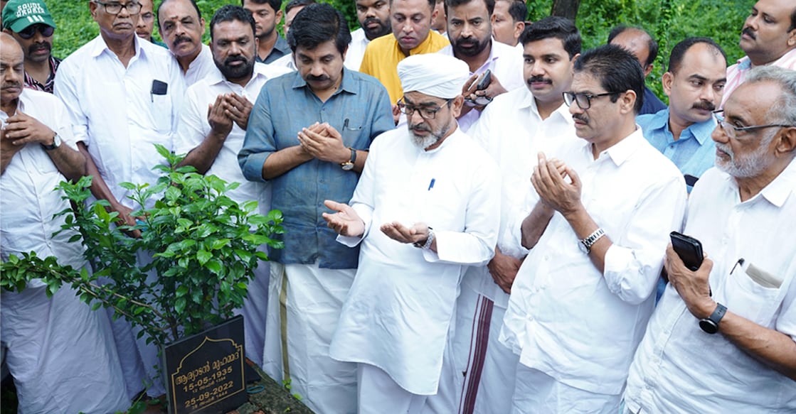 aryadan-shoukath Aryadan Shoukath offering prayers at the grave of his father, Aryadan Mohammed. Photo: Special Arrangement