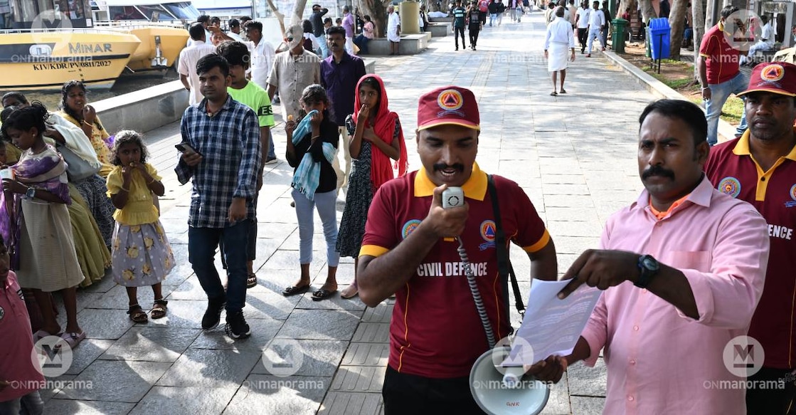 Civil Defence volunteers give instructions to the public during the mock drill held at Marine Drive, Kochi. Photo: Manorama