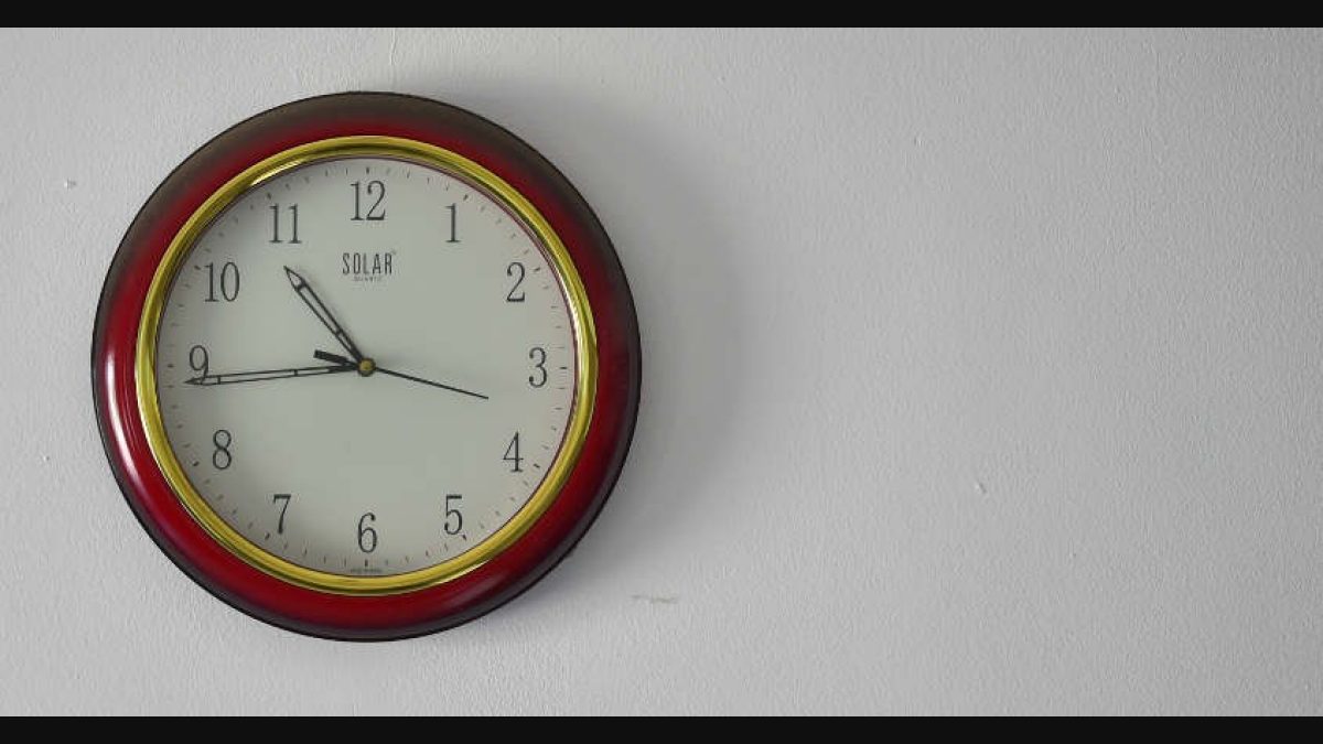 The manufacture of a Pendulum Wall Clock. 56 часов в сутках и часах