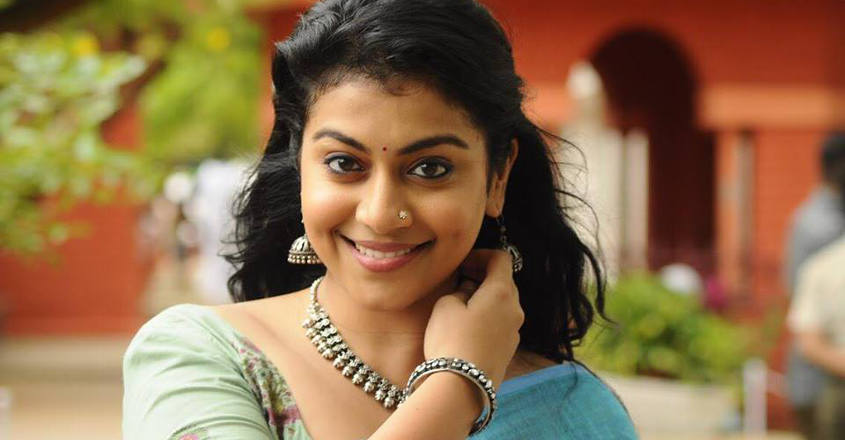 'Pretham' Sruthi is back as 'Sheena Miss' in 'Nonsense' 'Pretham' Sruthi is back as 'Sheena Miss' in 'Nonsense'