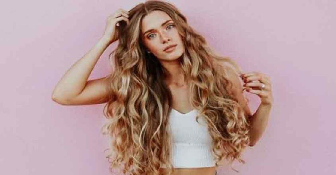 With all the blowdry through the parties this festive season your scalp can take a beating. The scalp, just like the skin needs regular and thorough cleansing, rebalancing and moisturizing. Just like you need nutrition to preserve the beauty of the skin, you similarly need supplementing agents to preserve the quality of your scalp. But during the winter, with the temperature dropping, the dry air becomes the root cause of hair damage.