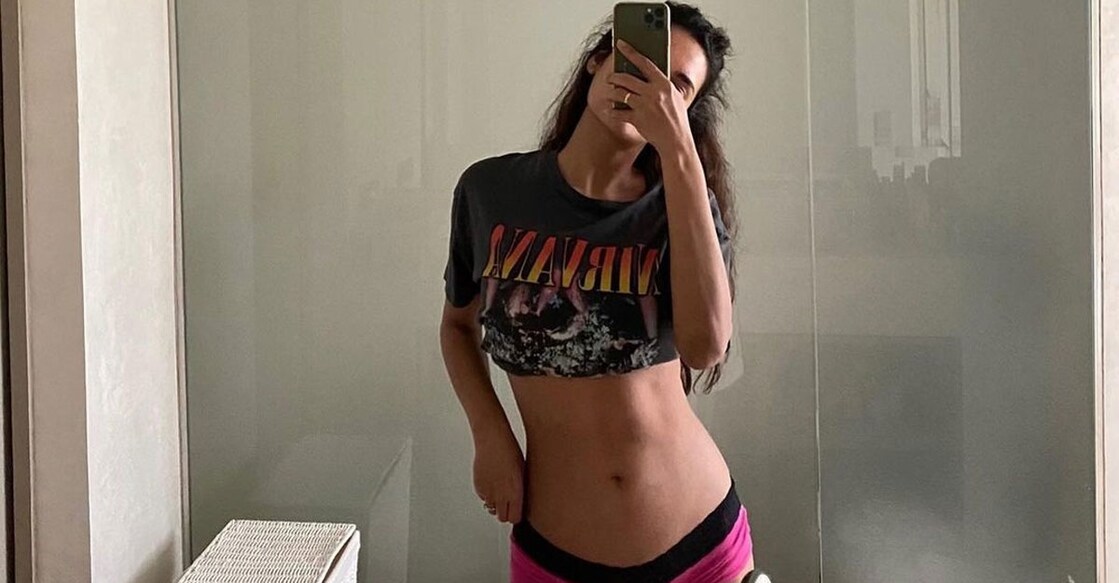Esha Gupta flaunts toned midrif .