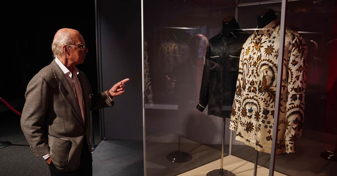 Arlan Ettinger, President of Guernsay's auctions talks as he points to shirts formerly belonging to Nelson Mandela. Image courtesy: REUTERS/Carlo Allegri