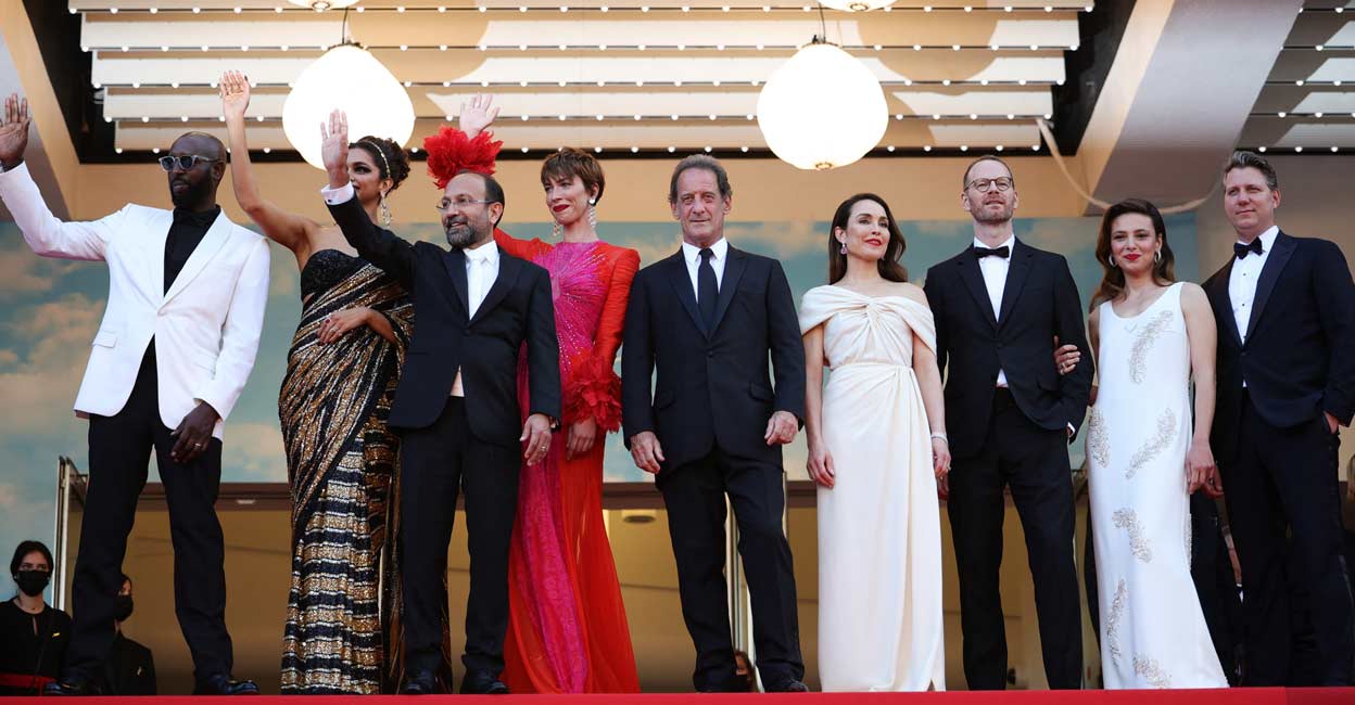 Cannes Vincent Lindon, Jury President of the 75th Cannes Film Festival, and jury members Rebecca Hall, Deepika Padukone, Noomi Rapace, Jasmine Trinca, Asghar Farhadi, Ladj Ly, Jeff Nichols and Joachim Trier pose. Photo: Sarah Meyssonnier/Reuters