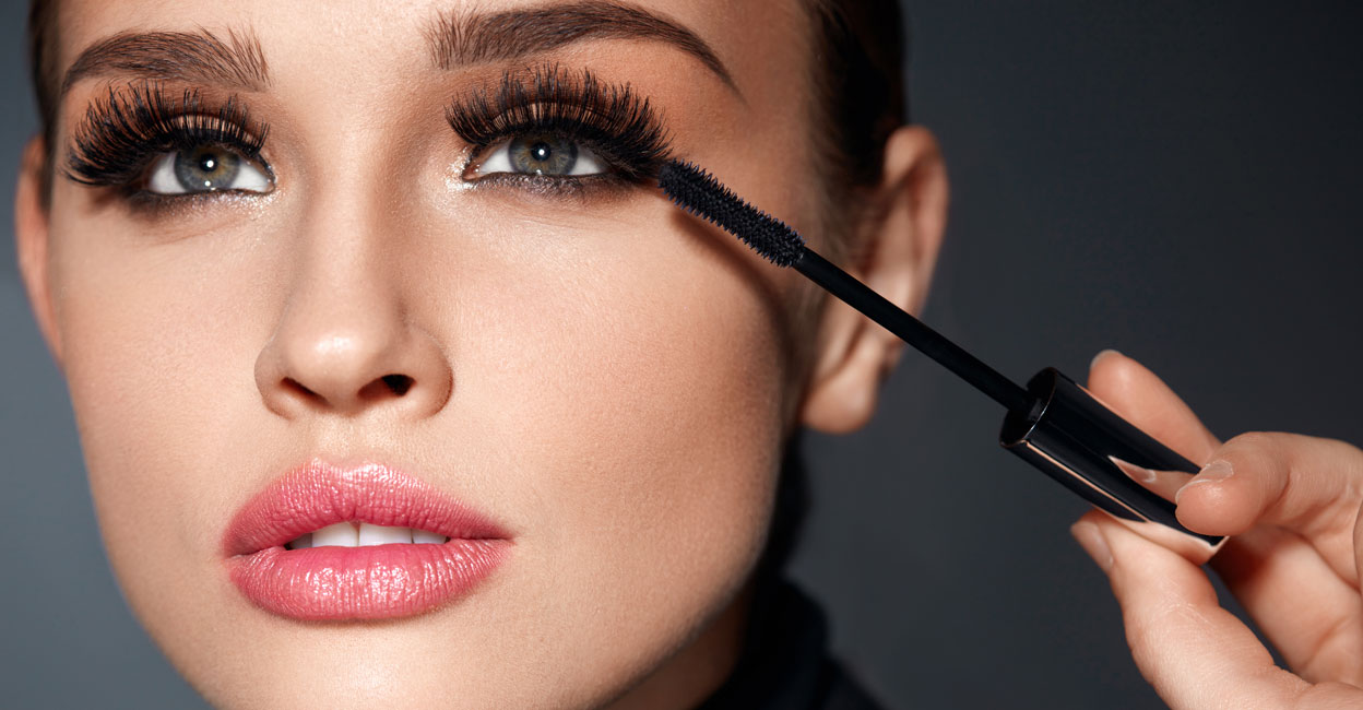 eye The first thing that can be done is curling up the lashes: Shutterstock/puhhha