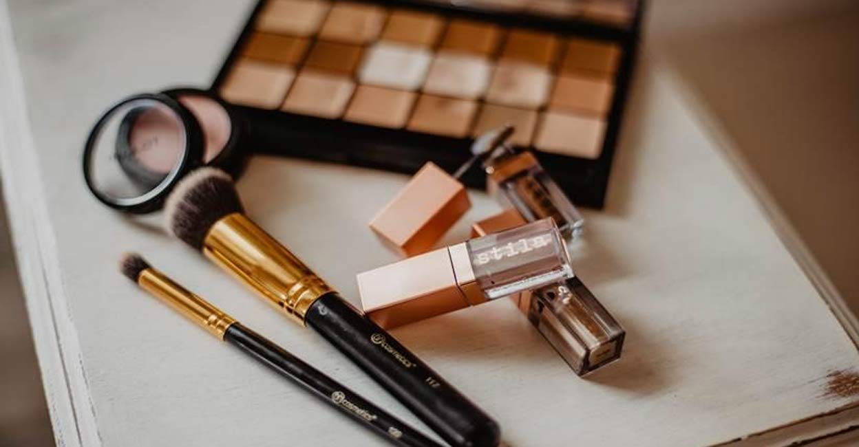 Makeup brushes vs. Sponges vs. Fingers.(photo:IANSLIFE) Representative image. Photo: IANS