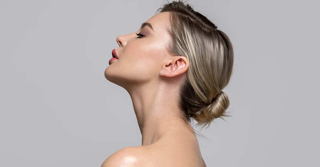The neck can be made more radiant with packs made of natural ingredients like gram flour, turmeric, milk. Photo: Kourdakova Alena/ Shutterstock