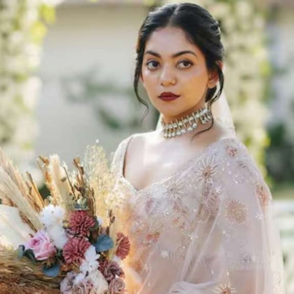Ahaana Krishna's net sari features intricate copper embroidery throughout its body. Photo: ahaana_krishna/ Instagram