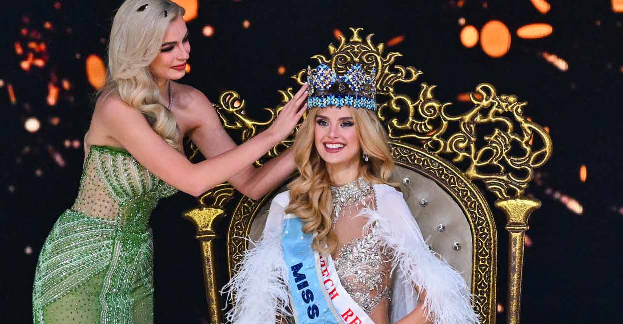Miss World 2022 Karolina Bielawska (L) crowns Czech Republic Krystyna Pyszkova (R) after winning the 71st Miss World pageant at Jio World Convention Centre in Mumbai. Photo: Punit PARANJPE / AFP