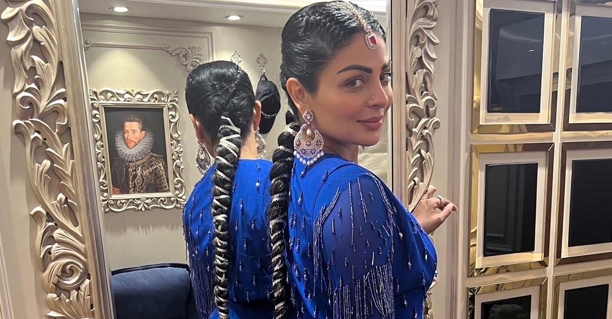 Neeru Bajwa completed her look with minimal makeup to keep the focus on her outfit. Photo: instagram.com/neerubajwa