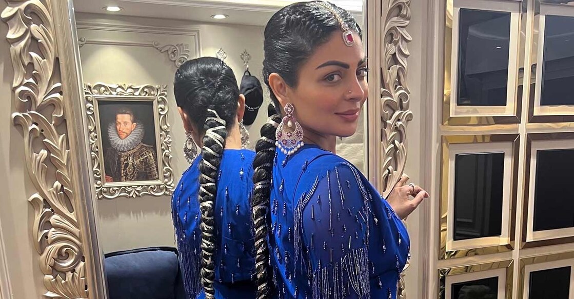 Neeru Bajwa completed her look with minimal makeup to keep the focus on her outfit. Photo: instagram.com/neerubajwa