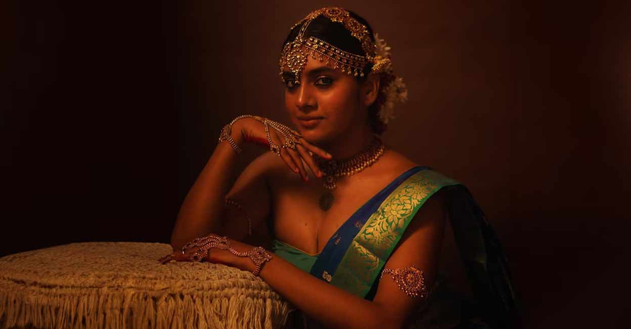 Nimisha Sajayan appears in a peacock blue sari paired with a green strapless bralette blouse. Photo: instagram.com/nimisha_sajayan