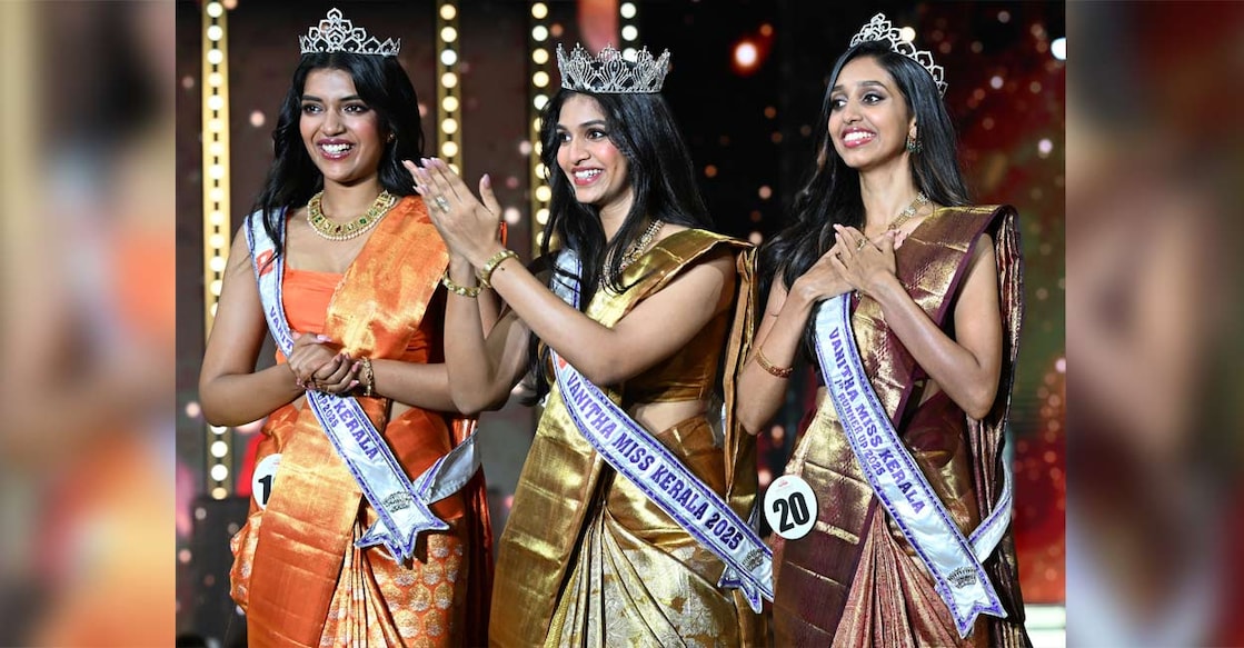 A Arunima Jayan (C) who crowned Kalyan Silks-Vanitha Miss Kerala, first runner-up Sweta Jayaram (R) and second runner-up Sandra Francis. Photo: Manorama