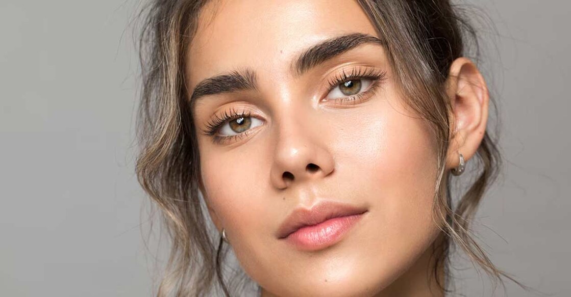 Castor oil, onion juice, and egg yolk are effective solutions for enhancing eyebrow growth and fullness. Photo: svetikd/iStock