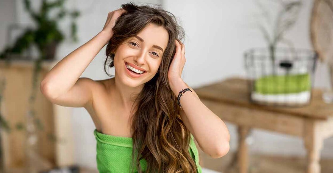 The high potassium content in bananas helps improve hair elasticity and prevents breakage of hair. Photo: RossHelen/Istock