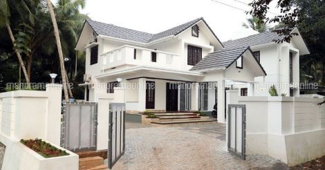 A pristine white Kozhikode house in 17 cents