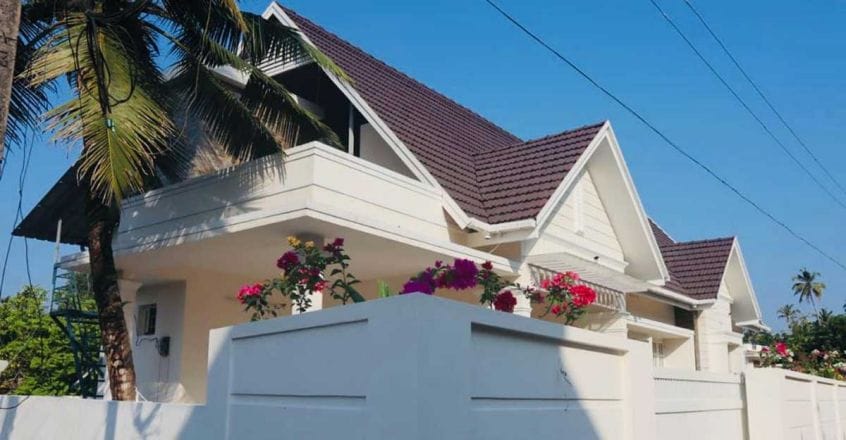 colonial-house-side colonial-house-side