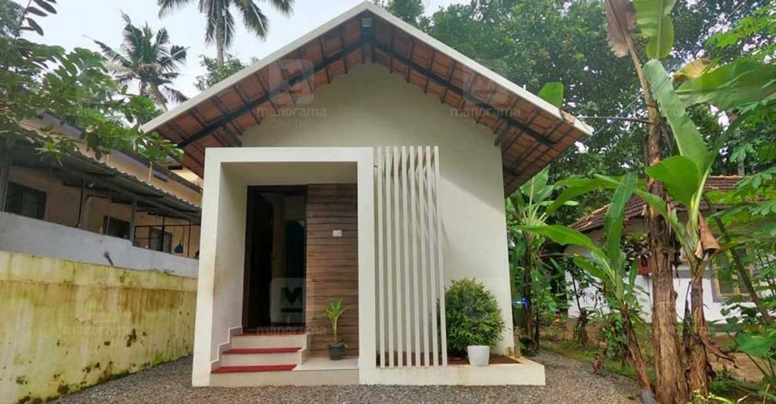 1-cent-home-exterior-c The rooms are designed on either sides of the long corridor, just like in a train compartment.