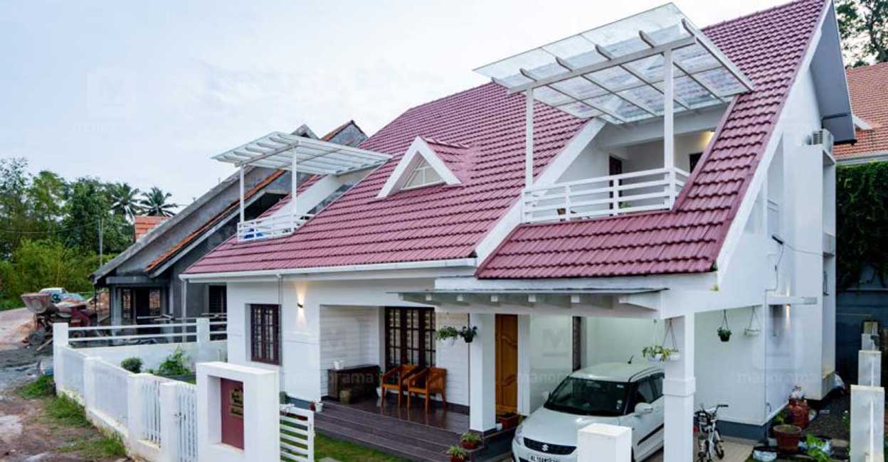 kudamaloor-home-front-c The front yard of the house is spacious enough to park at least three vehicles at a time.