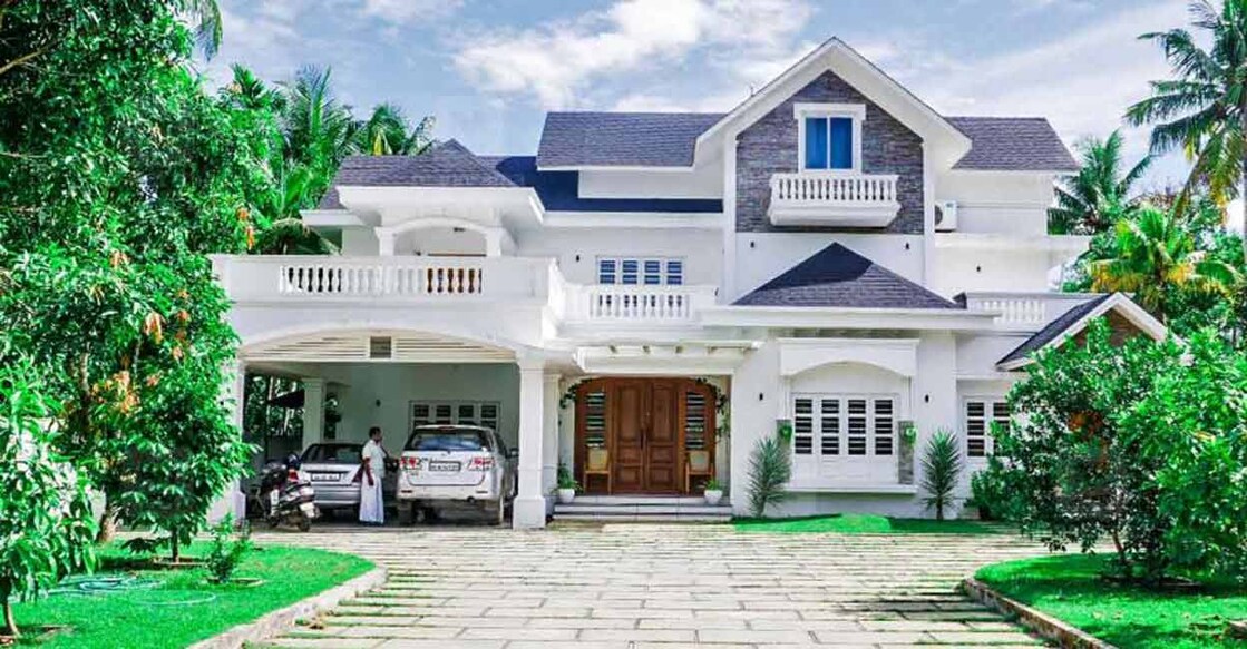 The majestic mansion that sprawls in 6000 sqft boasts of luxurious features and mind-blowing amenities.